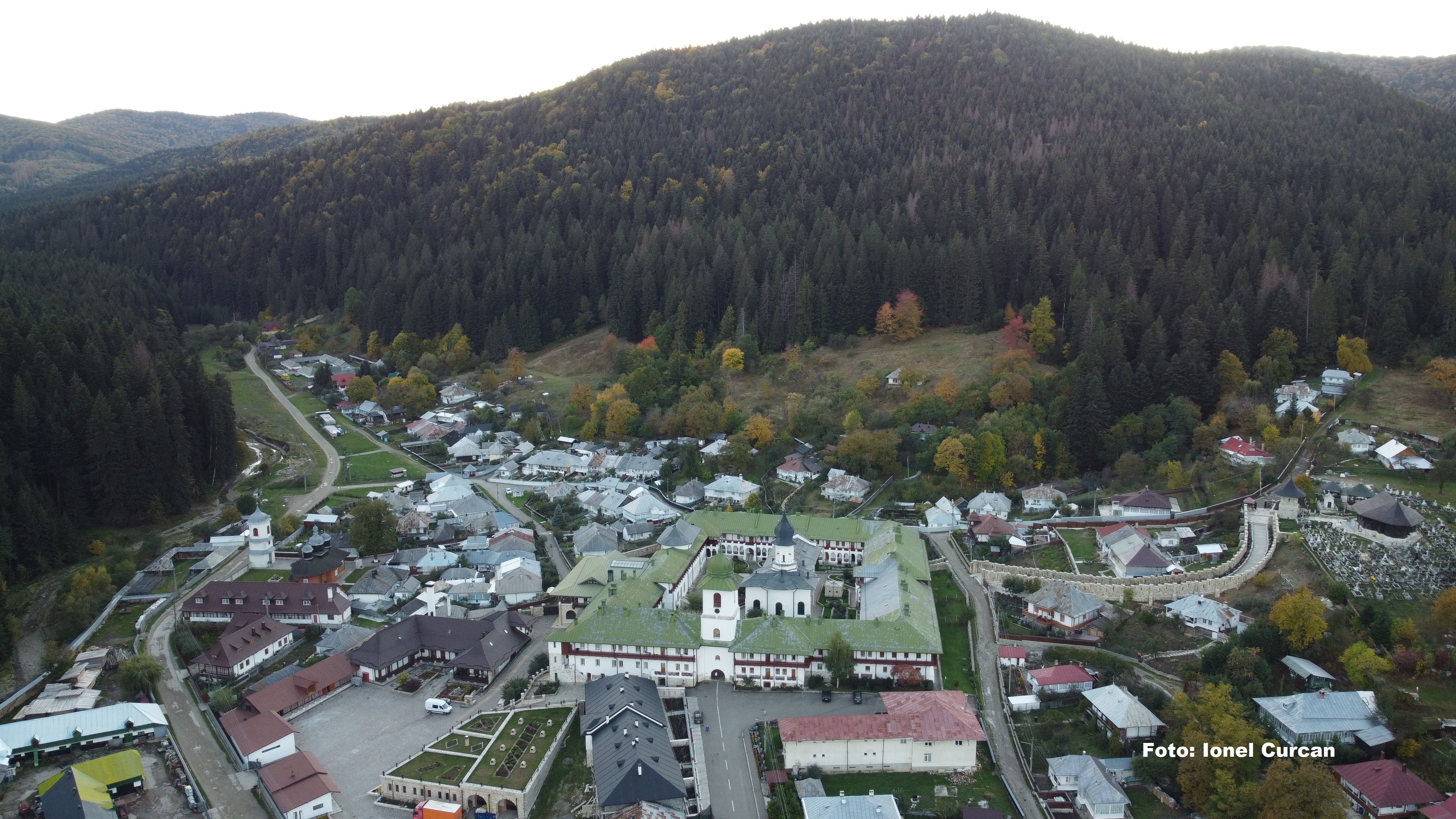 Vedere aeriană a Mănăstirii Agapia