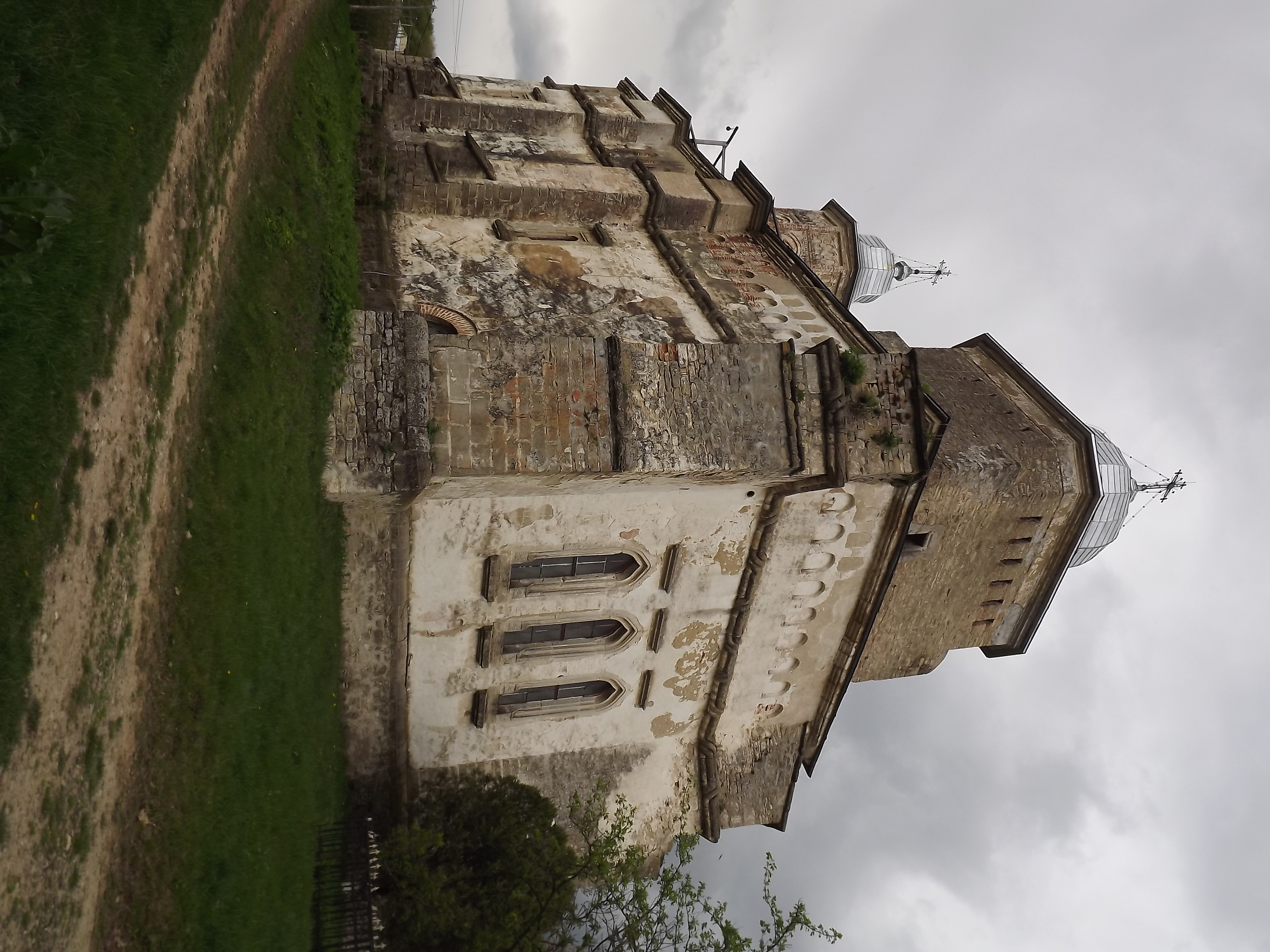 Vedere panoramică asupra bisericii și ansamblului Mănăstirii Bârnova