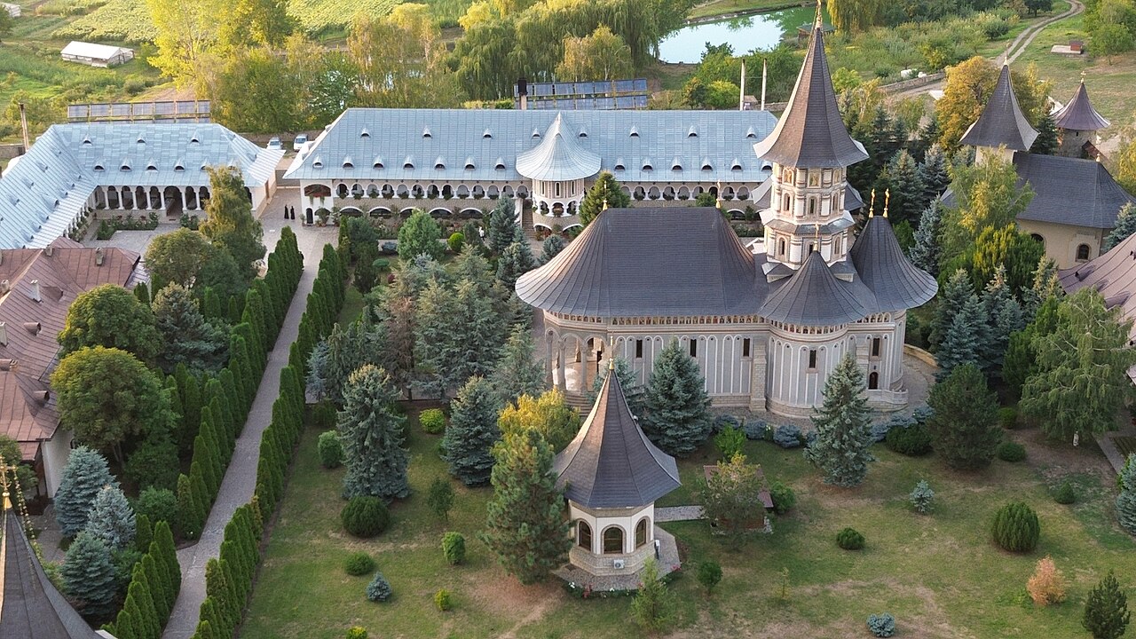 Vedere aeriană asupra Mănăstirii Cămârzani