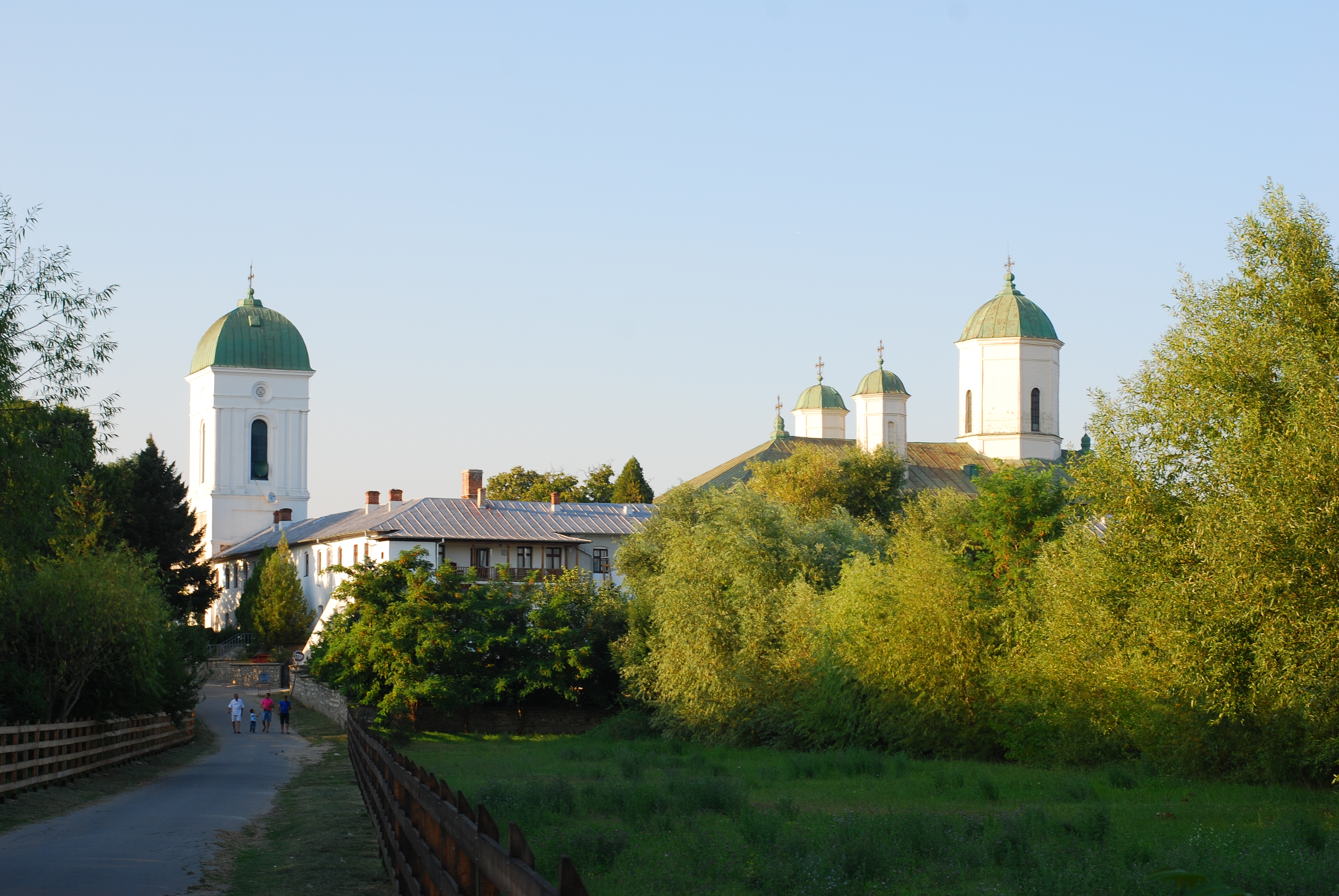 Mănăstirea Cernica văzută de pe insula lacului Cernica