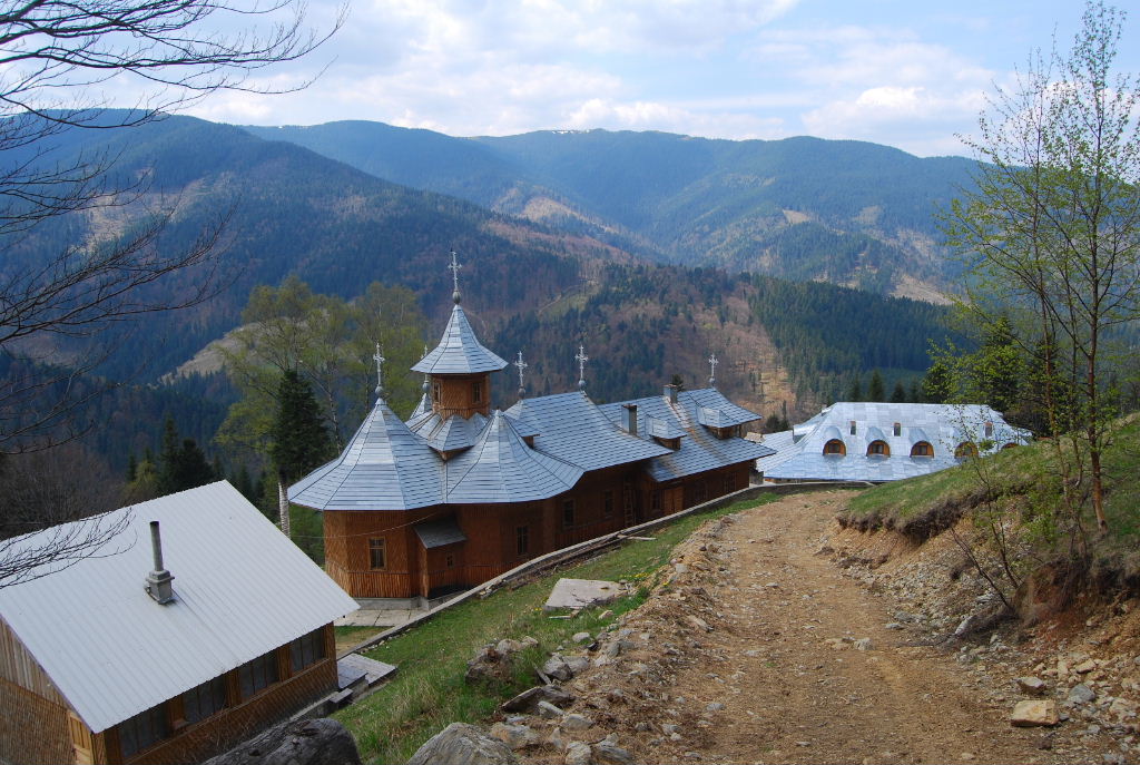 Vedere a Mănăstirii Sfântul Ioan Iacob din Corlățeni, Pojorâta