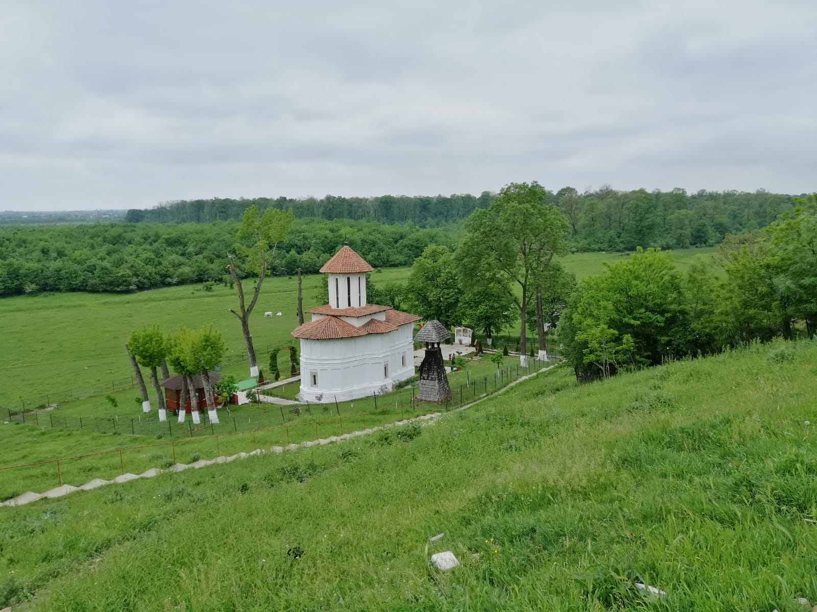 Biserica Sfântul Dumitru a fostei mănăstiri Drăgănești din Coșoteni