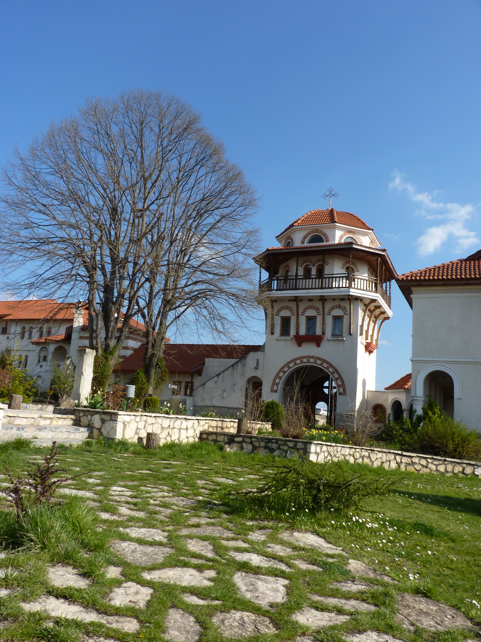 Poarta de acces în curtea Mănăstirii Dervent, județul Constanța
