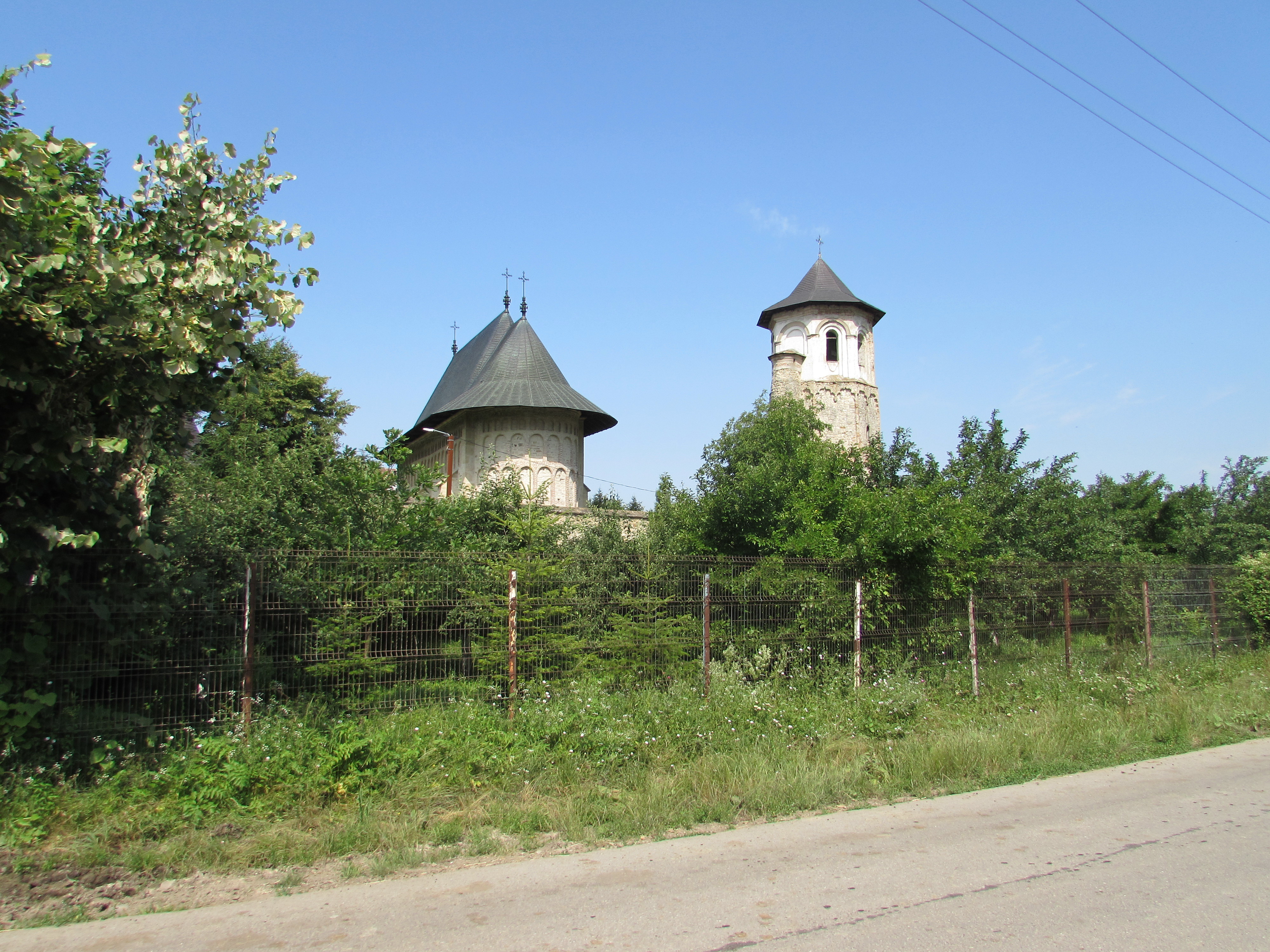 Biserica Mănăstirii Dobrovăț și împrejurimile sale