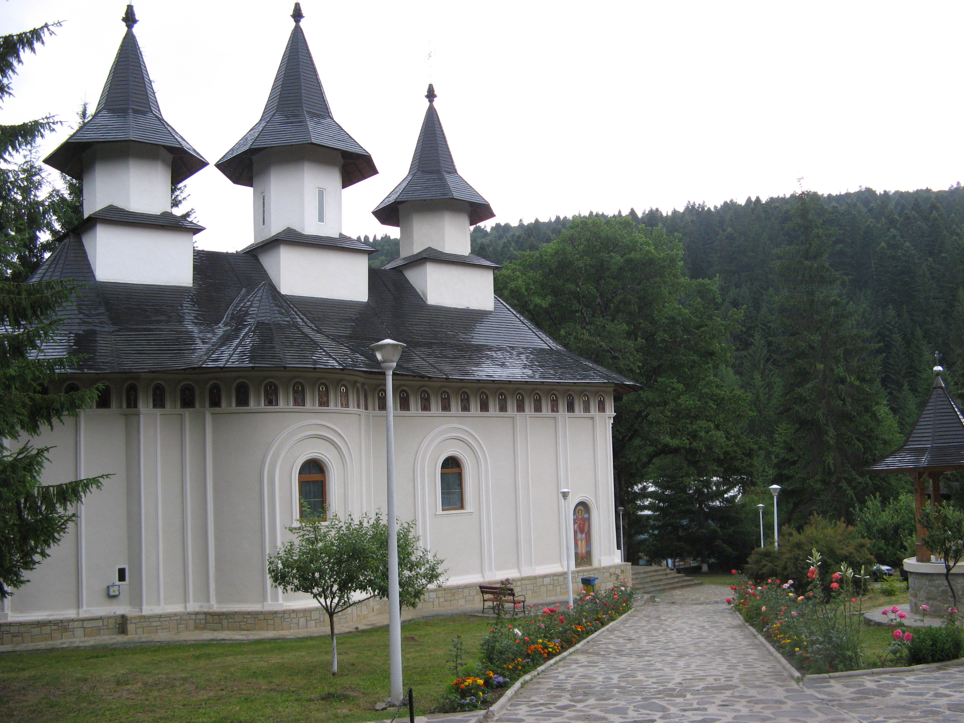 Curtea Mănăstirii Durău