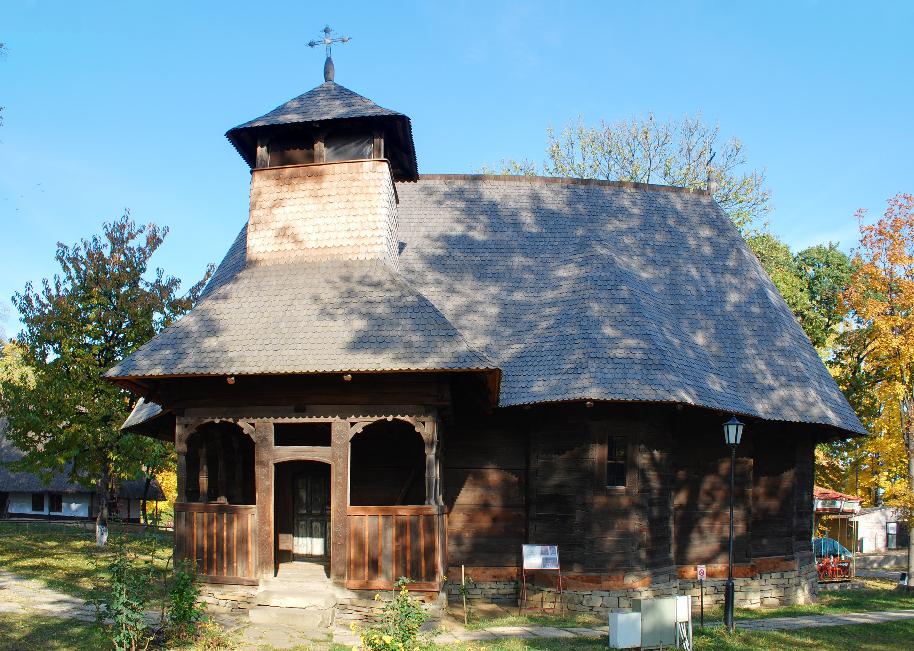 Biserica de lemn Sfinții Voievozi din fostul sat Răpciuni, astăzi la Muzeul Național al Satului