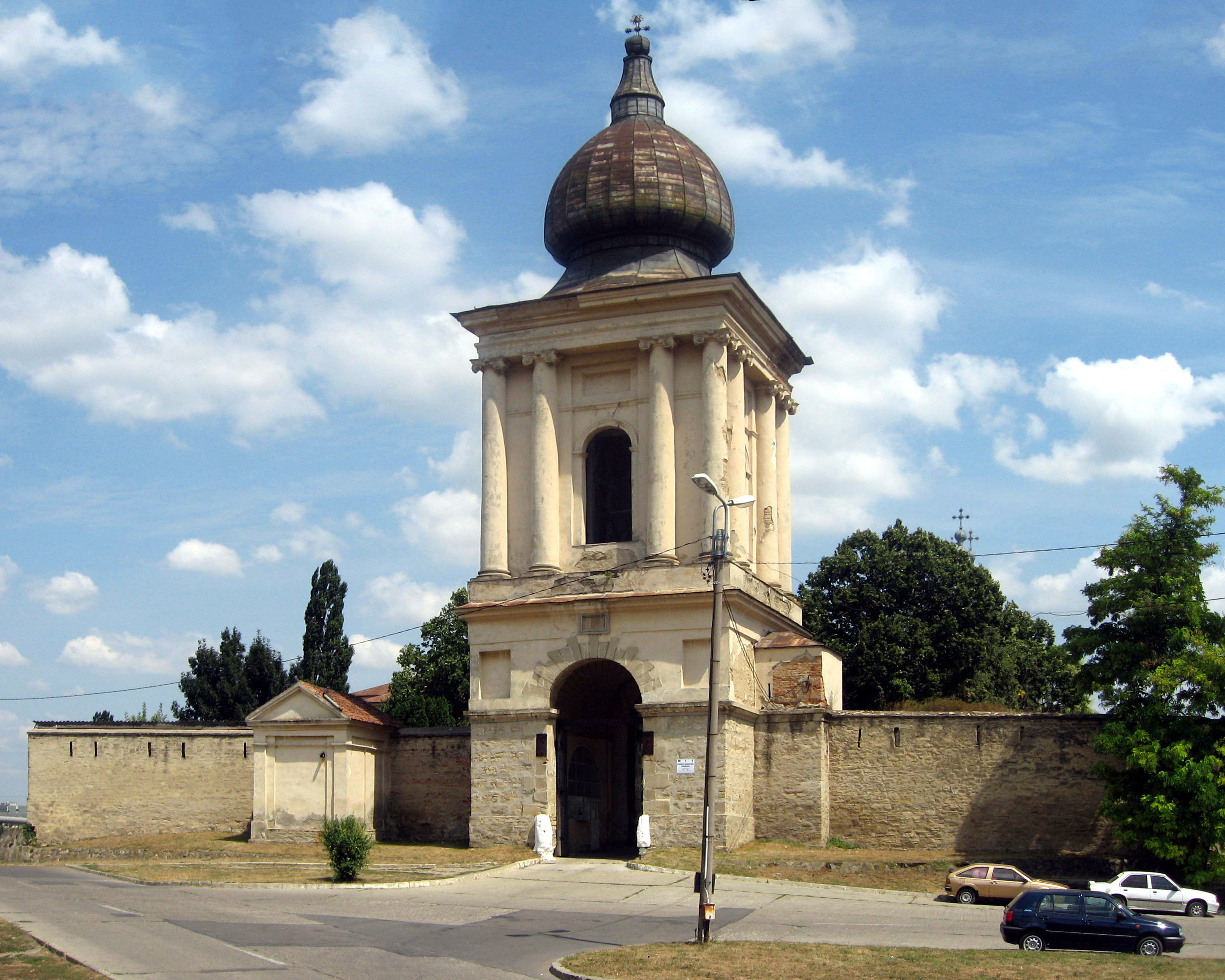Turnul clopotniță și zidurile ansamblului Mănăstirii Frumoasa din Iași