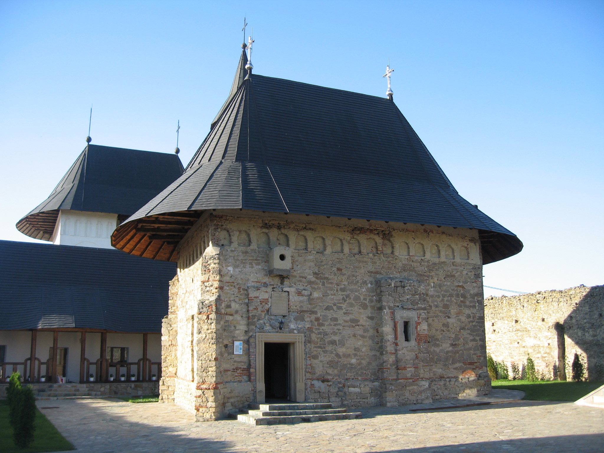Biserica veche de piatră și curtea Mănăstirii Hadâmbu