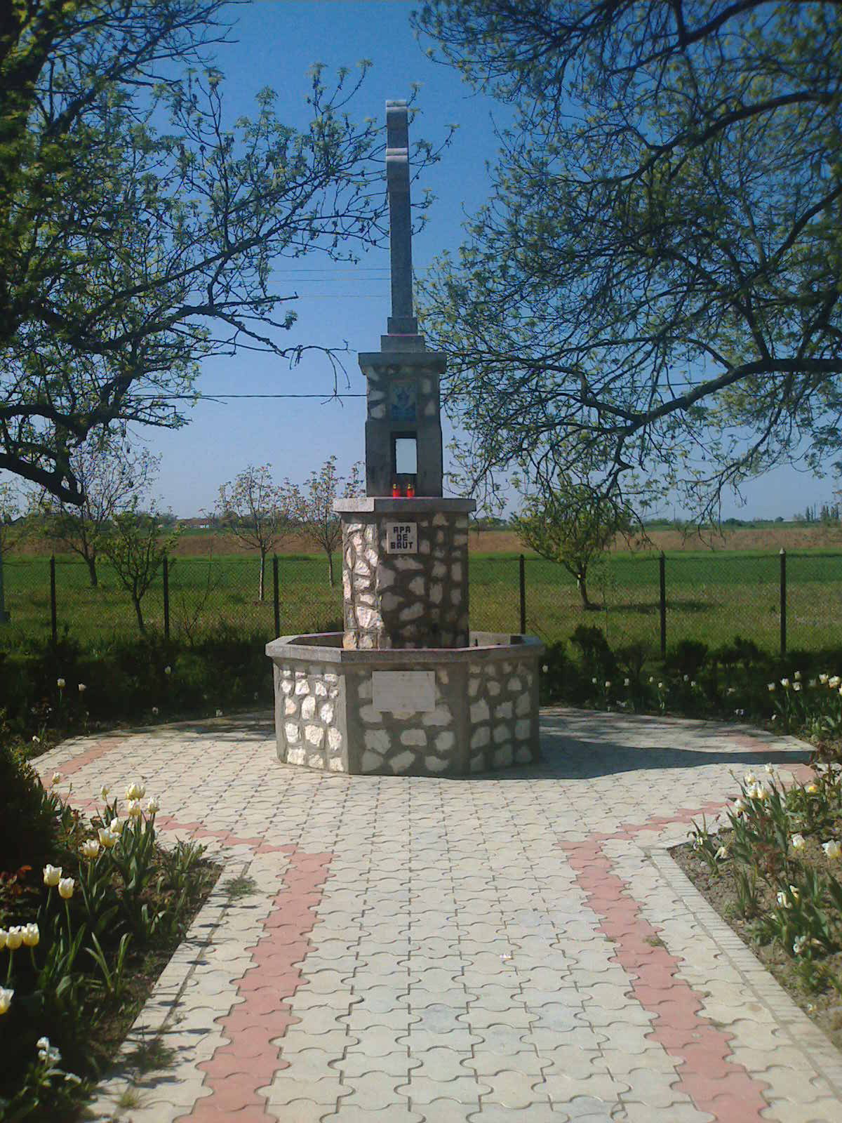 Fântână în curtea Mănăstirii Hodoș-Bodrog
