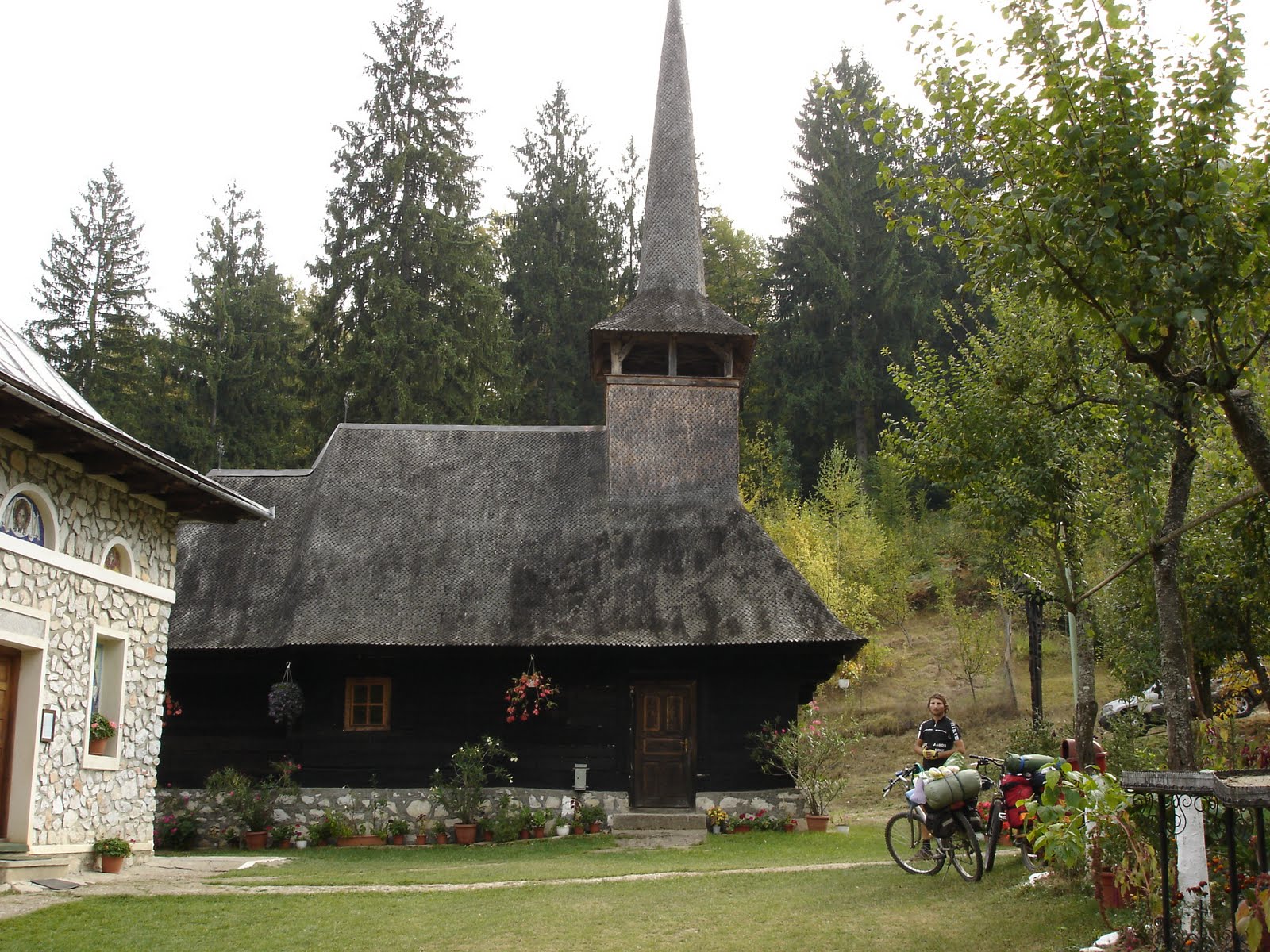 Biserica de lemn monument istoric din incinta Mănăstirii Izbuc
