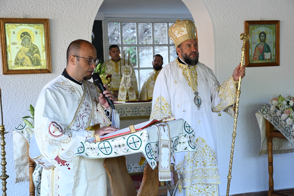 Slujirea hramului la Mănăstirea Almăj-Putna