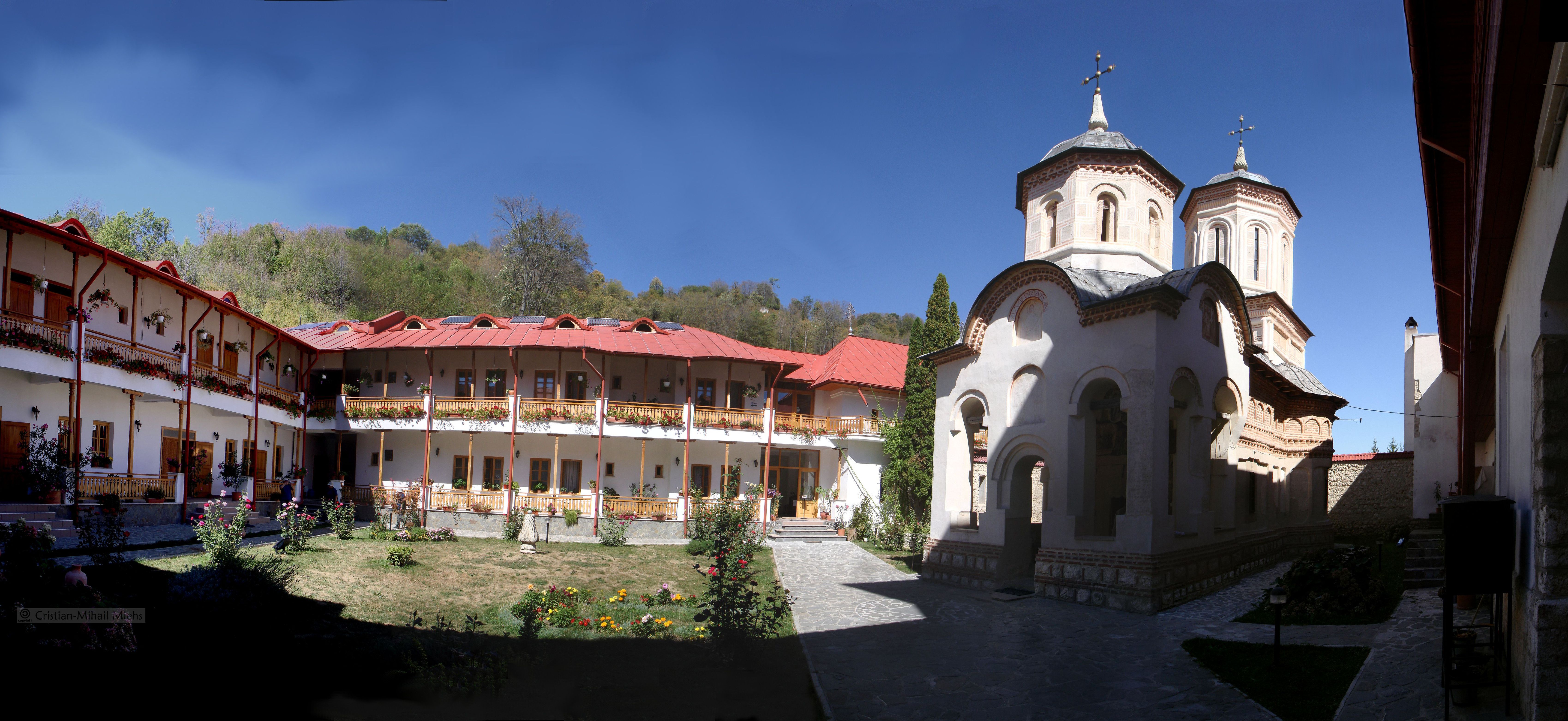 Curtea interioară a Mănăstirii Arnota, județul Vâlcea