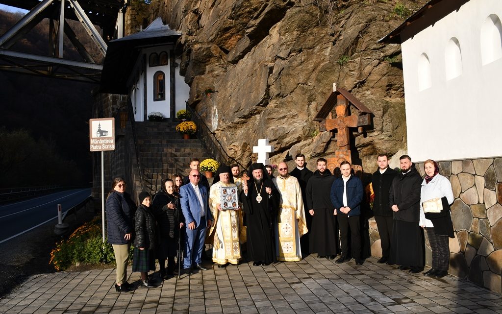 Slujbă la sfințirea bisericii din stâncă de la Piatra Scrisă