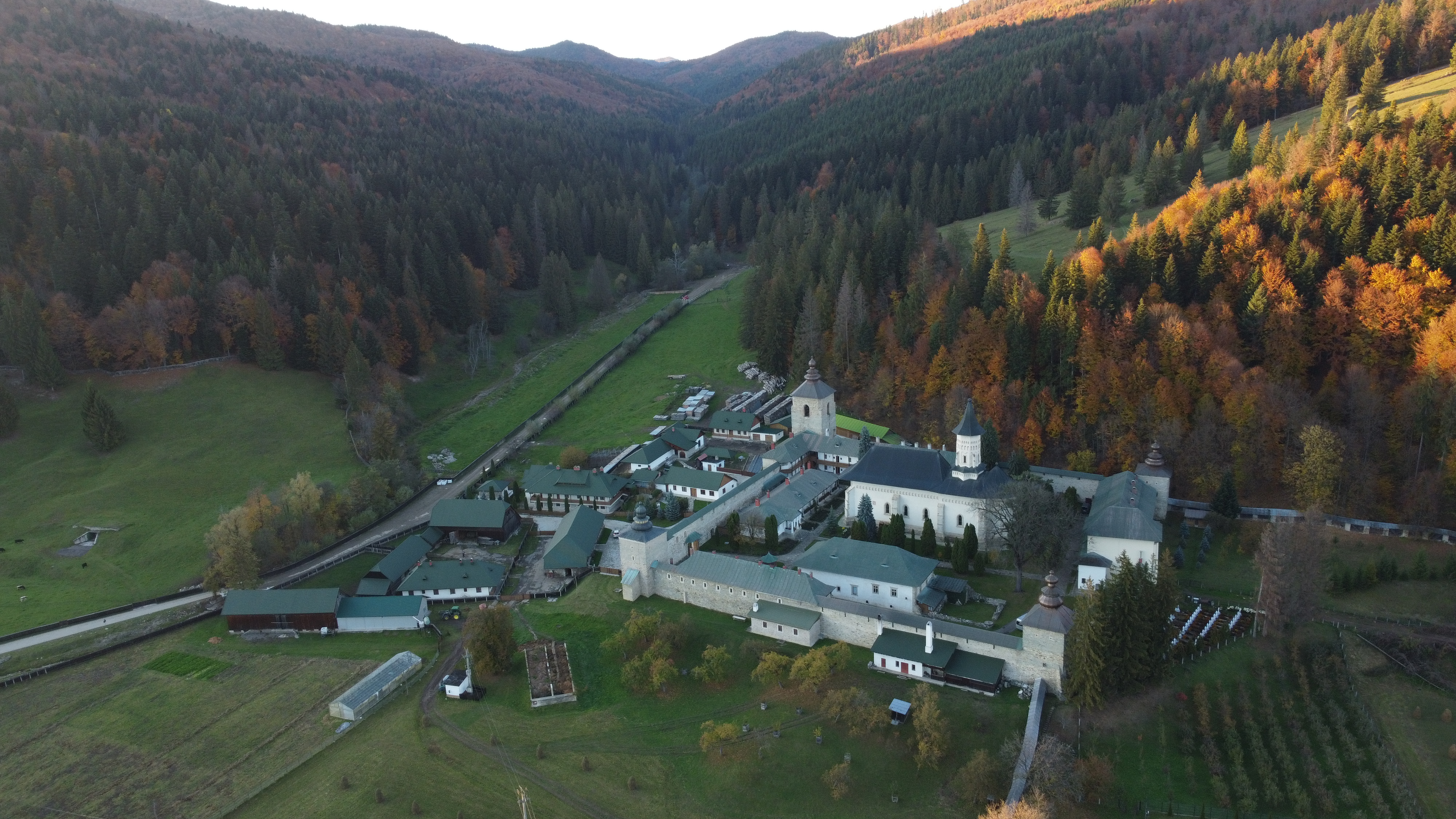 Vedere aeriană asupra Mănăstirii Slatina