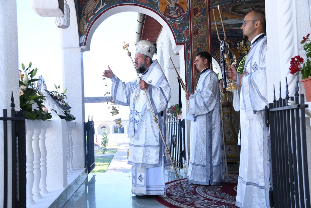 Hram la Mănăstirea Adormirea Maicii Domnului din Teiuș