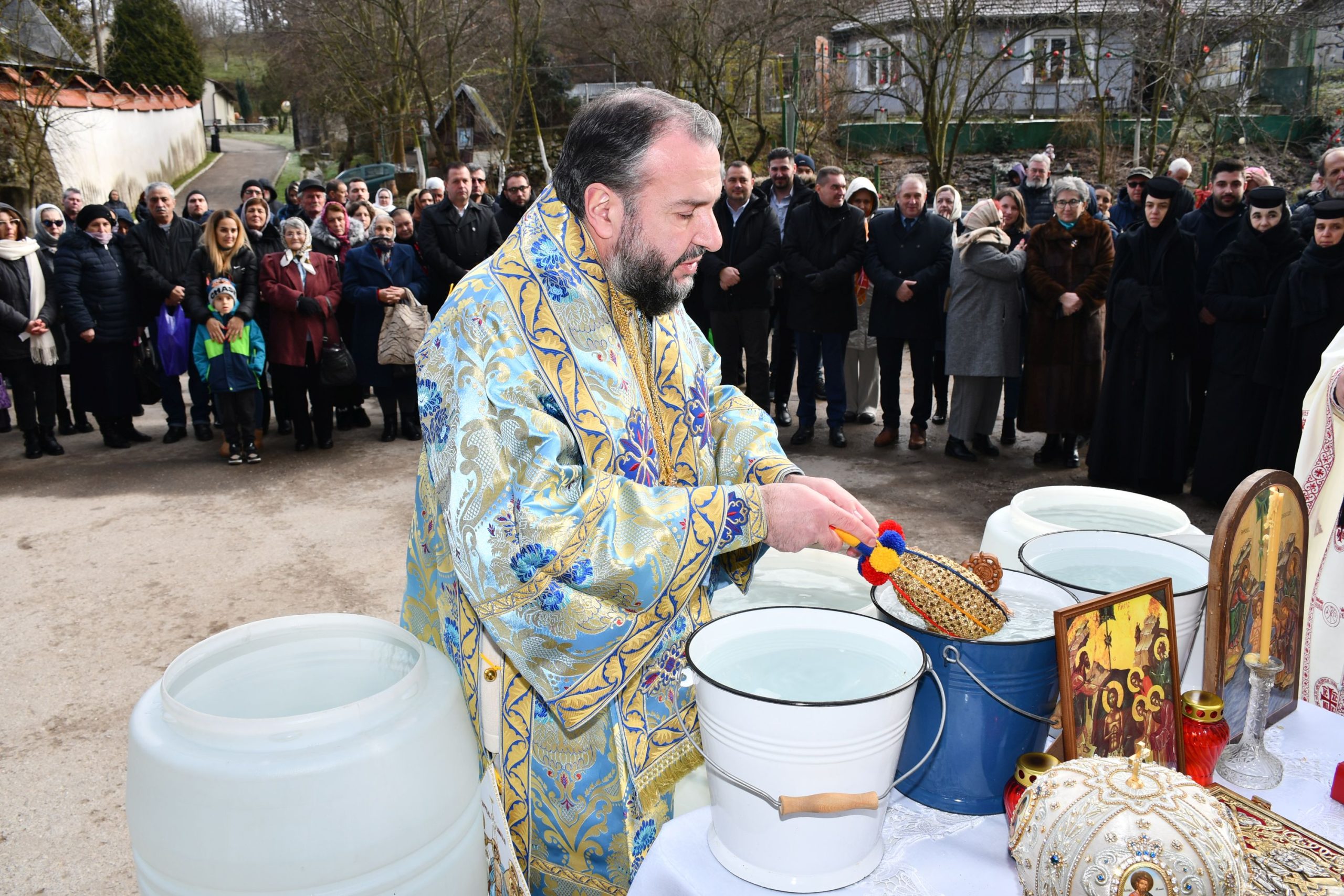Obște și credincioși la slujba de Bobotează la Mănăstirea Vasiova