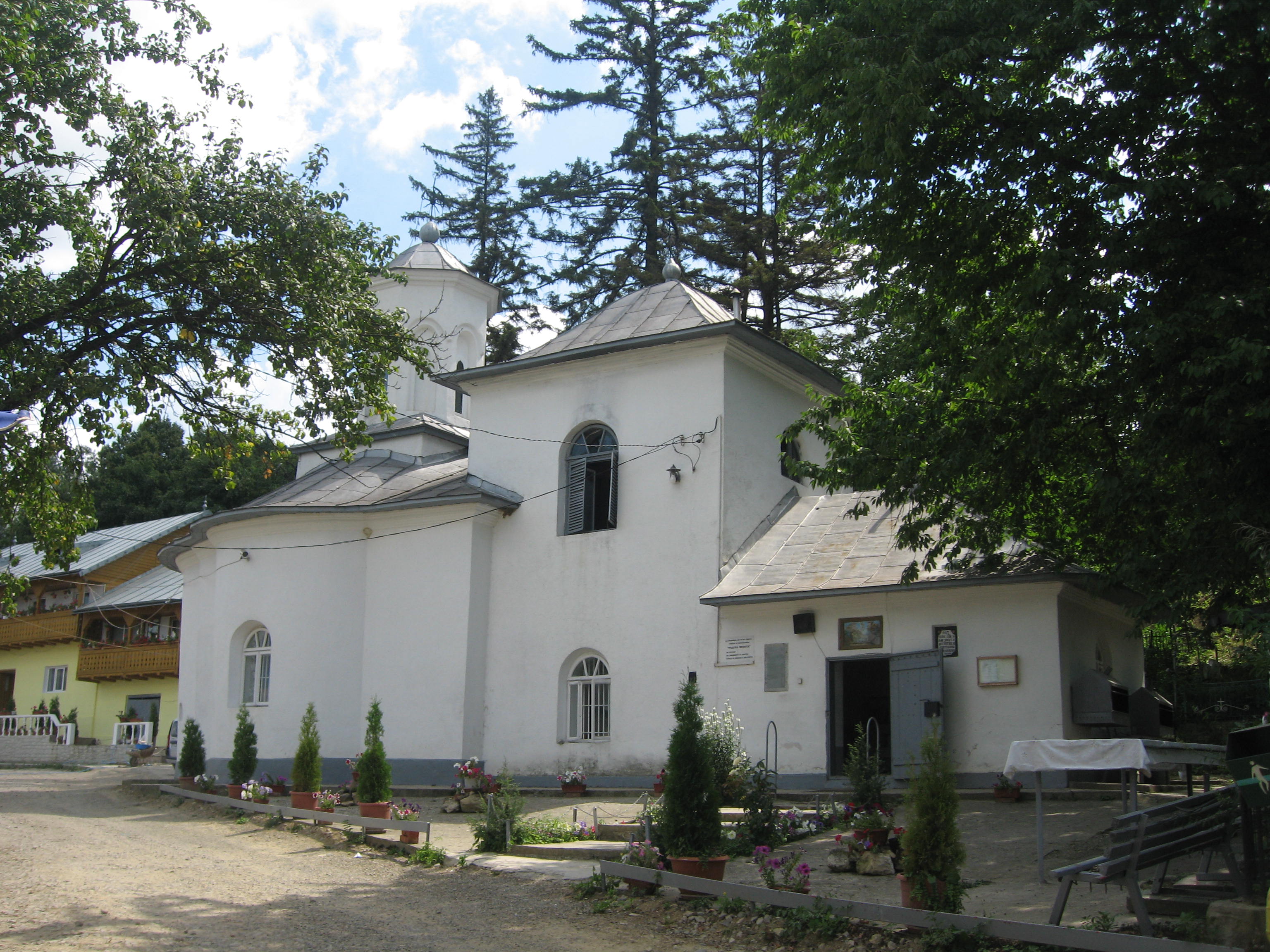 Biserica Mănăstirii Piatra Sfântă din județul Iași