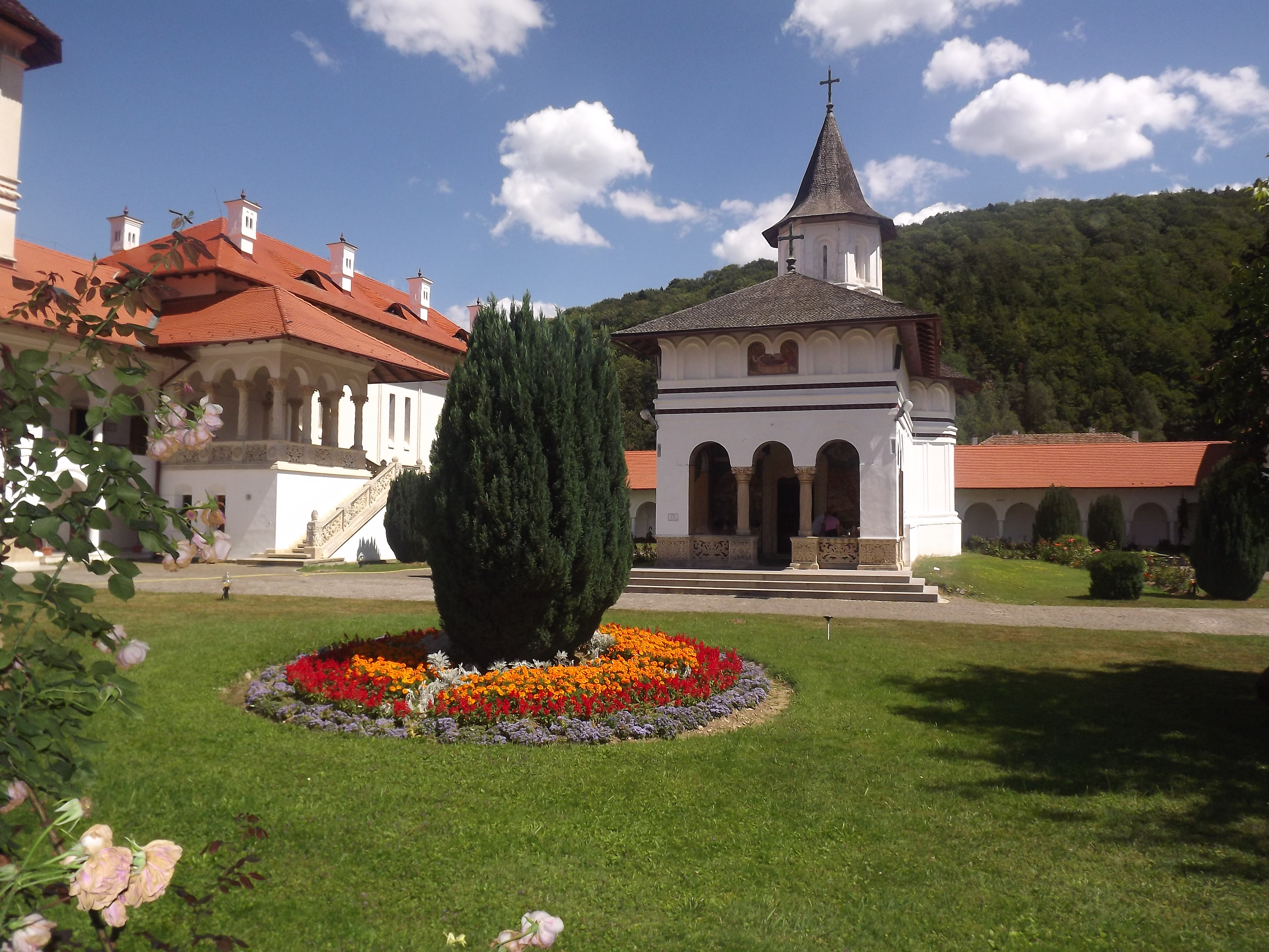 Vedere dinspre vest a Mănăstirii Brâncoveanu de la Sâmbăta de Sus