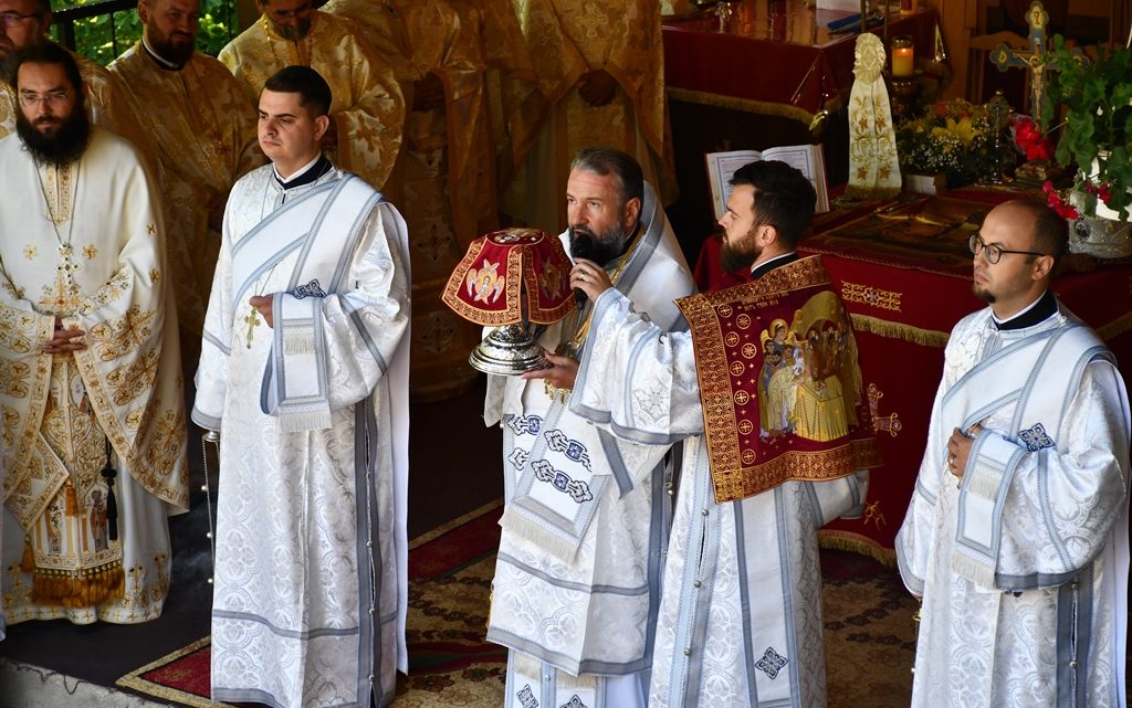 Slujire la Schitul Sfinții Apostoli Petru și Pavel din Bogâltin