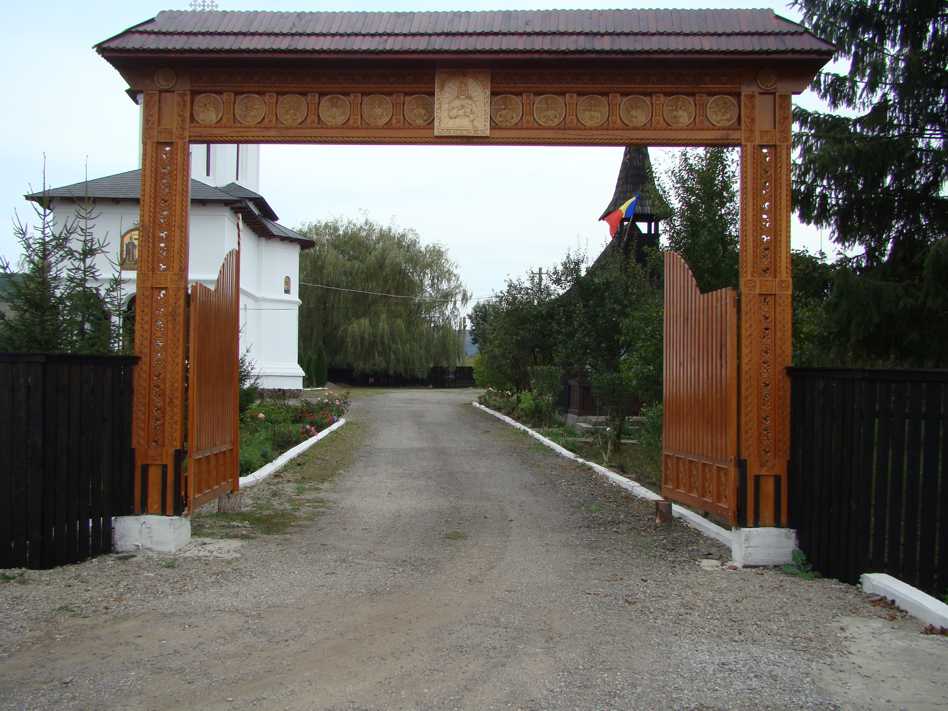 Schitul Sfinții Arhangheli din Dumbrăvioara, județul Mureș