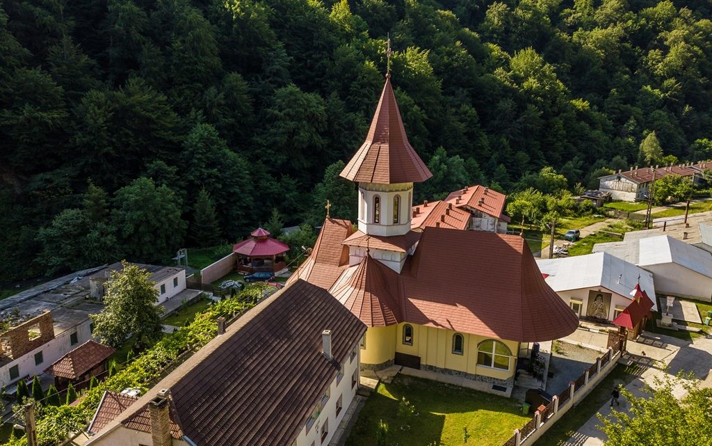Biserica Schitului Sfântul Ierarh Nectarie din Feneș