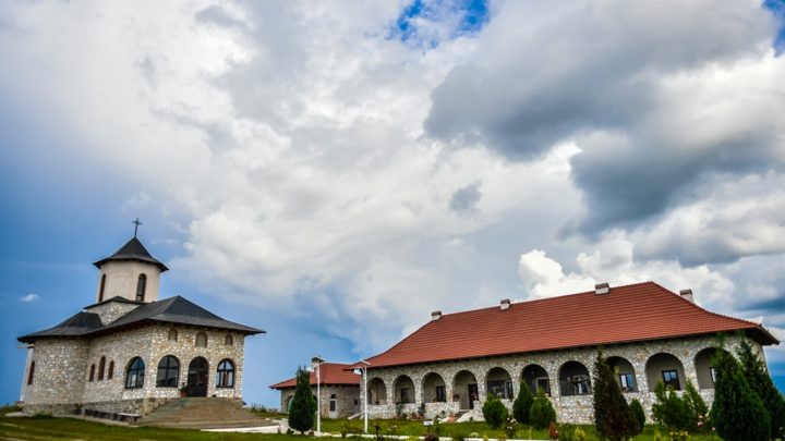 Așezământul monahal Înălțarea Sfintei Cruci din Petroșnița