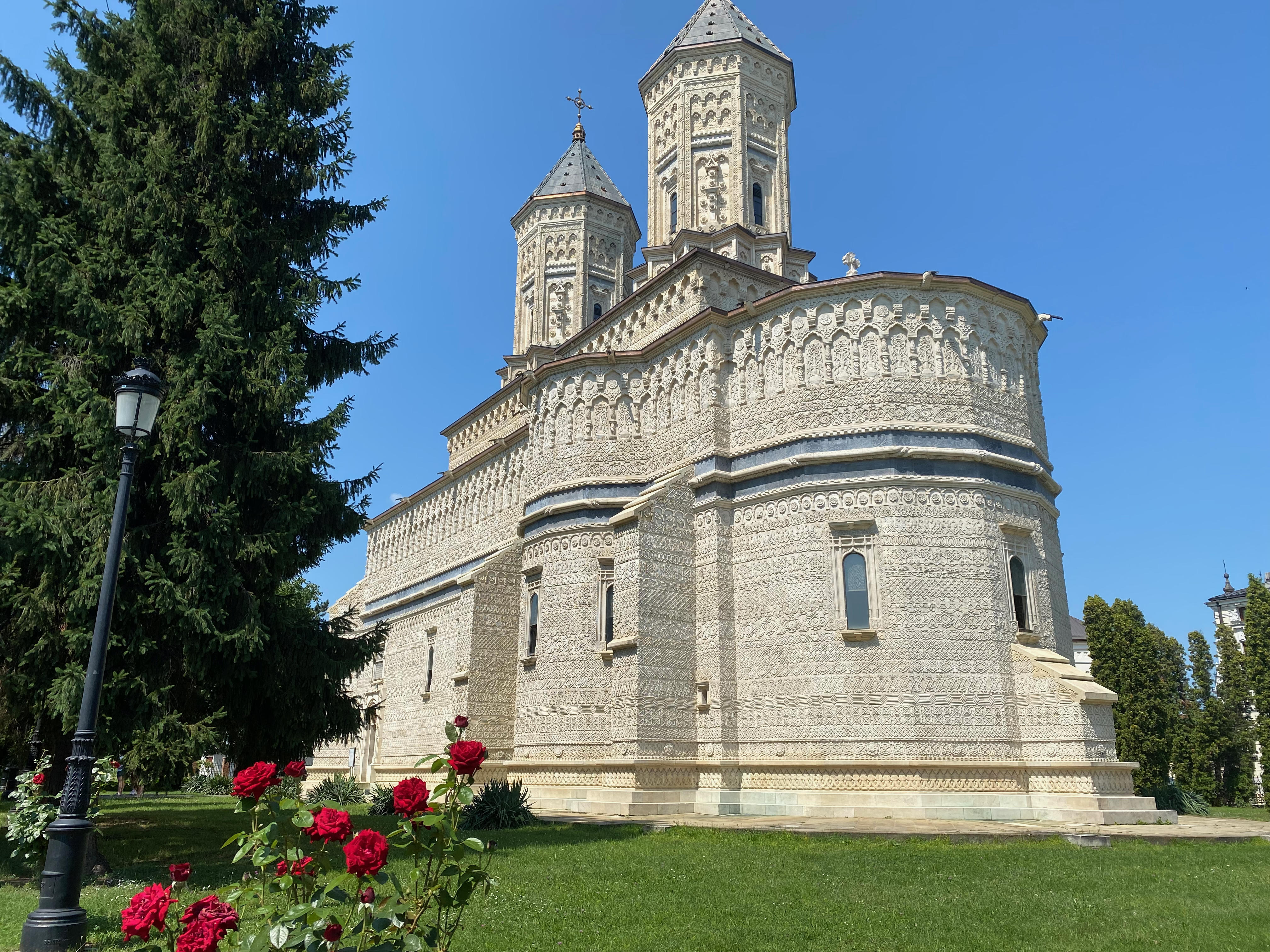 Biserica Mănăstirii Sfinții Trei Ierarhi din Iași, cu fațada sculptată și cele două turle